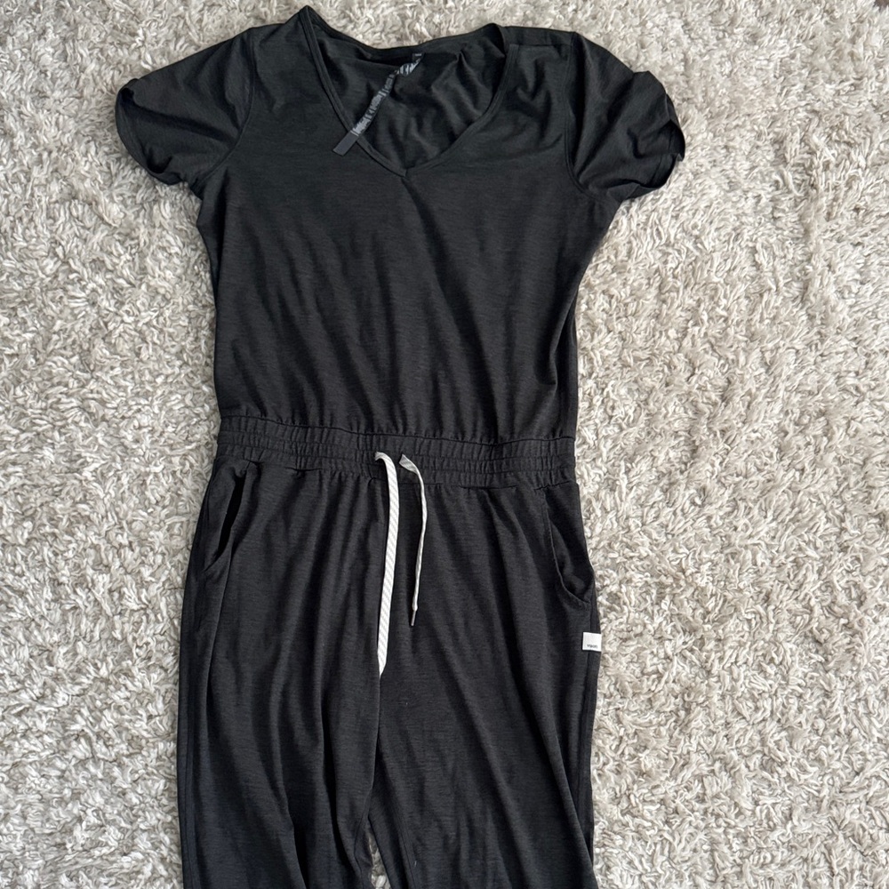 Vuori jump suit worn once large. Excellent condition.